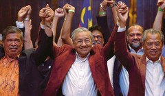 Tiến sĩ Mahathir Mohamad (giữa) sẽ trở thành Thủ tướng Malaysia. Ảnh: REUTERS