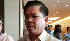 Bộ trưởng GTVT Nguyễn Văn Thể trả lời báo chí bên hành lang phiên họp Quốc hội chiều 22/5. Ảnh: Thanh Niên