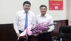 Thứ trưởng Hoàng Quốc Vượng trao Quyết định cho bổ nhiệm đối với Vũ Đình Duy. Ảnh: Bộ Công thương.