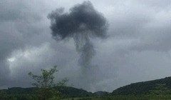 Khói bốc lên khi máy bay lao xuống đất phát nổ. Ảnh từ facebook người dân trong khu vực. 