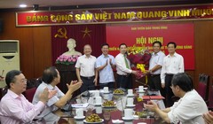 Lãnh đạo Ban Tuyên giáo Trung ương, Ban Tổ chức Trung ương chúc mừng ông Lê Mạnh Hùng. Ảnh: VGP