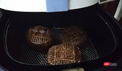 Một loại bánh trung thu không rõ nguồn gốc xuất xứ đang trôi nổi trên thị trường. Ảnh: Lê Mai