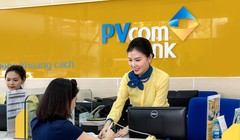 Khách hàng giao dịch tại PVcomBank