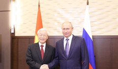 Tổng Bí thư Nguyễn Phú Trọng và Tổng thống Liên bang Nga Vladimir Putin bắt tay sau lễ ký các văn kiện hợp tác giữa hai nước. Ảnh: TTXVN
