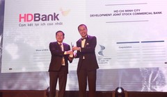 Ông Phạm Quốc Thanh – phó TGĐ HDBank (trái) đại diện lãnh đạo HDBank nhận giải thưởng ngân hàng có nơi làm việc tốt nhất Châu Á
