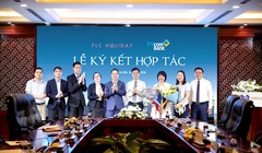 Đại diện PVcomBank và FLC Holiday ký kết hợp đồng hợp tác và trao đổi quà lưu niệm