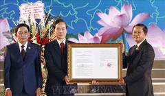 Phó Chủ tịch Quốc hội Đỗ Bá Tỵ trao Quyết định của Ủy ban Thường vụ Quốc hội thành lập thành phố Phúc Yên thuộc tỉnh Vĩnh Phúc. Ảnh: TTXVN