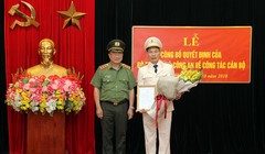 Thứ trưởng Nguyễn Văn Thành trao Quyết định điều động cán bộ của Bộ trưởng Bộ Công an cho Đại tá Đỗ Văn Hoành. Nguồn: Bộ Công an