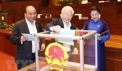 Đại biểu Quốc hội đánh giá những người được Quốc hội bầu hoặc phê chuẩn bằng lá phiếu tín nhiệm. Ảnh: TTXVN