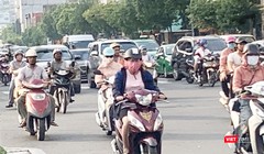 Hôm nay, người dân TP.HCM tiếp tục lưu thông trên đường trong không khí mù mịt