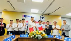 Ông Đào Hồng Tuyển trao tặng ý tưởng, bản quyền dự án đại lộ ven sông Sài Gòn cho ông Hồ Minh Hoàng (Nguồn: Tập đoàn Đèo Cả)