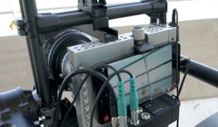 Một hình ảnh hay đoạn phim thương mại có dòng chữ "Chụp/Quay bởi điện thoại" thường được thực hiện với các loại thiết bị hỗ trợ chuyên nghiệp như thế này