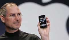 Steve Jobs và chiếc iPhone đầu tiên. Nguồn: Business Insider