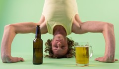 Học viên tại lớp Vinyasa Yoga cho biết bia bổ trợ rất tốt cho việc tập Yoga. Nguồn: Standard