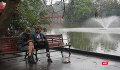 Khách du lịch tận hưởng khoảng lặng hiếm hoi trên đường phố Hà Nội.