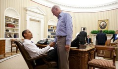 Tổng thống Barack Obama chào đón Phó Tổng thống Joe Biden tại Phòng Bầu dục năm 2011 (Ảnh: Washingtonpost)