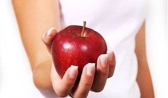 Thảm họa ập đến sau khi vô tình làm rớt trái táo (Ảnh: OC)