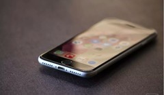 iPhone SE 2020 mang vẻ ngoài của một chiếc iPhone 8 cũ (Ảnh: The Verge)