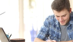 Laptop đang dần trở thành trang thiết bị không thể thiếu đối với các bạn học sinh, sinh viên (Ảnh: The Guardian)