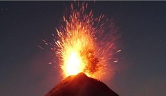 Điều gì sẽ xảy ra nếu ta ném rác thải vào núi lửa (Ảnh: What If)