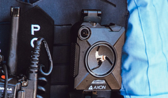 Apple yêu cầu các công nhân ở nhà máy phải đeo camera trên người khi làm việc (Ảnh: Phone Arena)