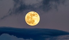 Hiện tượng Mặt Trăng "chao đảo" có thể gây ra lũ lụt kỷ lục trên thế giới (Ảnh: Daily Express)