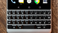 Bàn phím QWERTY là nét đặc trưng không thể lẫn vào đâu được trên những chiếc điện thoại BlackBerry (Ảnh: The Verge)