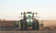 Chiếc máy cày tự động do công ty John Deere sản xuất (Ảnh: The Verge)
