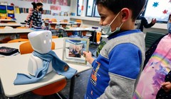 Robot độc đáo, có thể tự đi học thay học sinh (Ảnh: Reuters)
