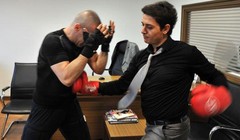 Người đàn ông cho phép người lạ đấm mình để nhận được tiền (Ảnh: OC)