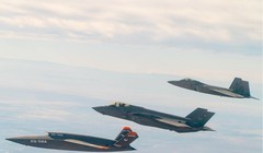 Máy bay chiến đấu không người lái Kratos Defense XQ-58A Valkyrie của Mỹ (trái) bay cạnh máy bay F-35 và F-22 (Ảnh: Asia Times)