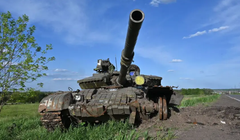 Các chiến binh tình nguyện Ukraine sử dụng xe tăng có biệt danh 'Bunny' để chống lại lực lượng Nga (Ảnh: Business Insider)