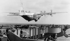 5 chiếc máy bay lớn nhất từng cất, hạ cánh trên tàu sân bay Mỹ (Ảnh: Business Insider)