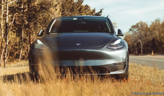 Tesla giảm mạnh giá xe điện, khách hàng tức giận vì xe mất giá quá nhanh (Ảnh: Slash Gear)