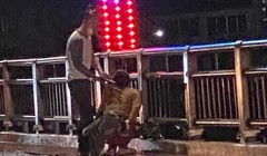 Người đàn ông dùng súng uy hiếp người phụ nữ