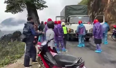 Bị nhóm “phượt thủ” hành hung trong cabin, tài xế xe tải đạp ga lao thẳng vào đám đông.