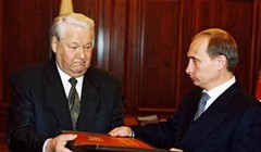 Tổng thống đầu tiên của nước Nga Boris Yeltsin trao Quyền tổng thống Nga cho V.Putin (Ảnh: Sputnik).