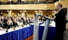 Tổng thống Nga V.Putin phát biểu tại Hội nghị an ninh quốc tế Munich 2007: Trật tự thế giới đơn cực do một siêu cường lãnh đạo không thể tồn tại do không dựa trên cơ sở nền tảng đạo đức-tinh thần của nền văn minh hiện đại (Ảnh: Wikipedia).