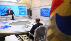 Giáo sư Klaus Schwab (phải) và Tổng thống Nga V.Putin (trái) tại Diễn đàn kinh tế thế giới năm 2021(Ảnh: Văn phòng báo chí của Tổng thống Nga V.Putin) 