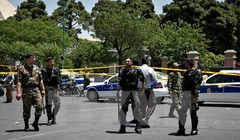 Cảnh sát Iran làm nhiệm vụ bên ngoài tòa nhà Quốc hội ở Tehran sau vụ tấn công ngày 7/6