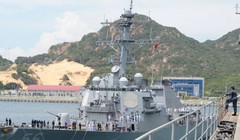 Tàu khu trục có tên lửa dẫn đường USS John S. McCain  ghé cảng Cam Ranh (Khánh Hòa) hôm 2/10/2016.