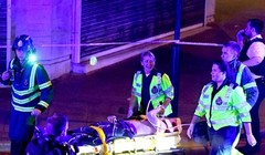 Người bị thương được đưa đi cấp cứu sau vụ tai nạn. Ảnh: Rex/Shutterstock