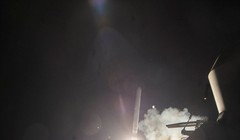Tên lửa Tomahawk được phóng đi từ khu trục hạm Mỹ tấn công Syria hôm 6/4