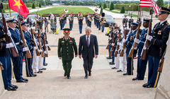 Bộ trưởng Quốc phòng Mỹ James Mattis tiếp đón Bộ trưởng Quốc phòng Việt Nam Ngô Xuân Lịch trong chuyến thăm Mỹ mới đây