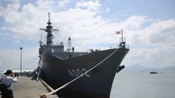 Cận cảnh hạm đổ bộ Shimokita LST 4002 của Nhật Bản tại Đà Nẵng