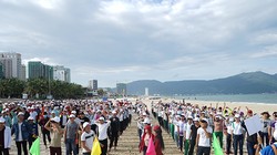 Sáng 26/8, hơn 1.000 sinh viên ĐH Đông Á đã tình nguyện tham gia làm tình nguyện viên bảo vệ voọc chà vá chân nâu và gửi thông điệp bảo vệ môi trường biển.