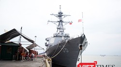 Tàu khu trục tên lửa dẫn đường USS John S.McCain (DDG 56) tại cảng Tiên Sa (Đà Nẵng)