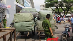 Hàng trăm bao hàng hóa gồm quần áo, giày, dép… chất trong các toa cuối tàu SE19 được cơ quan chức năng nghi nhập lậu từ Trung Quốc.