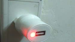 Củ sạc trở thành mối nguy hiểm tiềm tàn với người dùng di động. - Ảnh: Đức Thiện