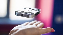 Máy bay siêu nhỏ hỗ trợ chụp ảnh tự sướng